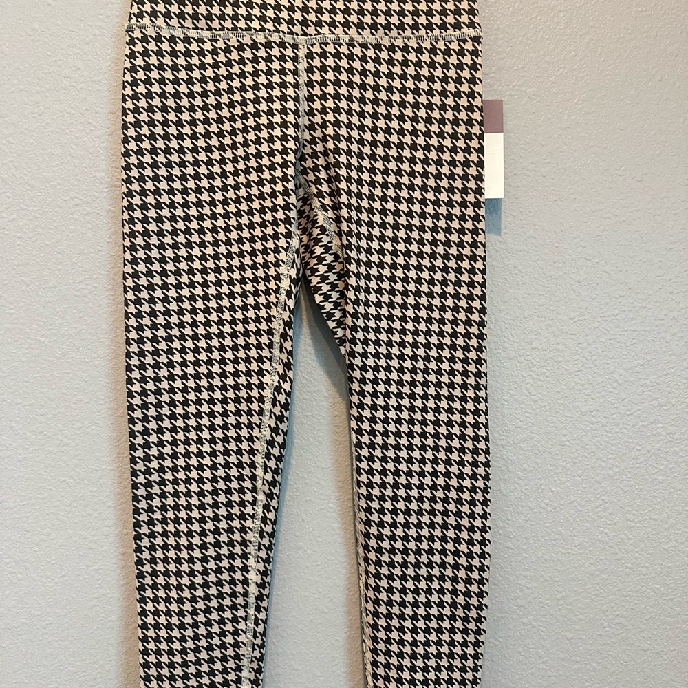 Fleo Black and White Leggings with Modern Houndstooth Design